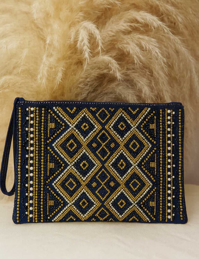 An elegant and contemporary handbag featuring a heritage-inspired design black - 2