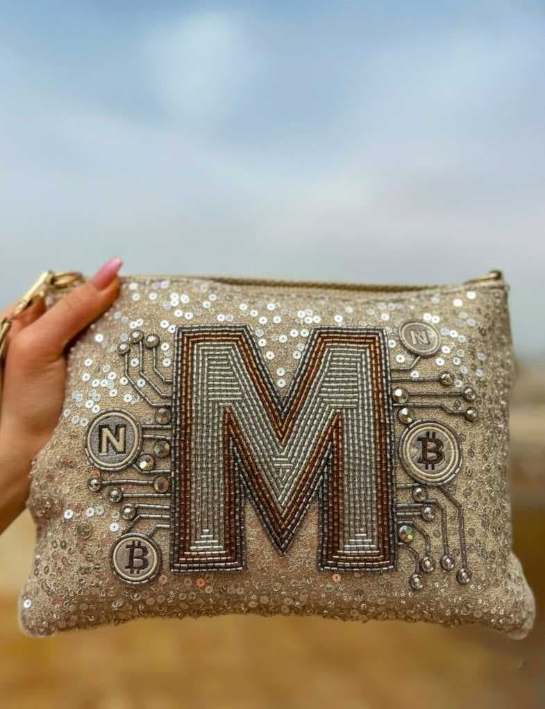 "The Digital Diva Clutch": Where Modern Glamour Meets Artisan Craftsmanship. M - 2